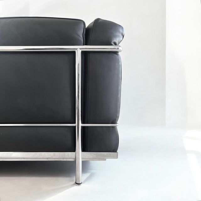 LC2 Two-Seater Sofas by Le Corbusier, Charlotte Perriand & Pierre Jeanneret for Cassina, Set of 2 For Sale - Image 9 of 13