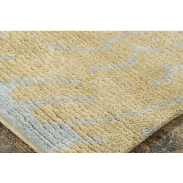 Mid-Century Modern Contemporary Mid-Century Modern Abstract Plush Wool Rug by Rug & Kilim, India For Sale - Image 3 of 9