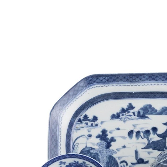 Porcelain - Set of three pieces - 'Vista Alegre'. Made of Vista Alegre porcelain, comprising a tureen with a serving dish,...