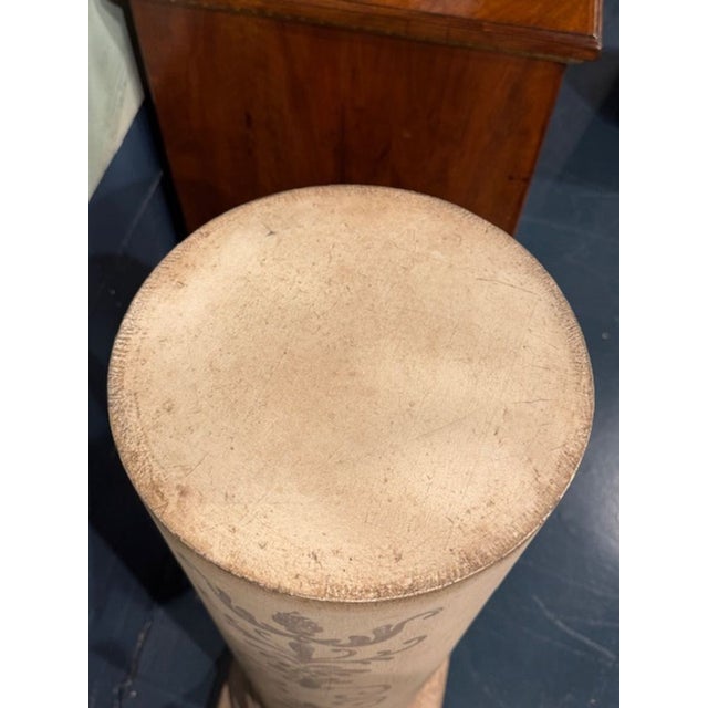 Traditional Pair of Florentine Hand Painted Italian Pedestals in Creme and Grey For Sale - Image 3 of 5