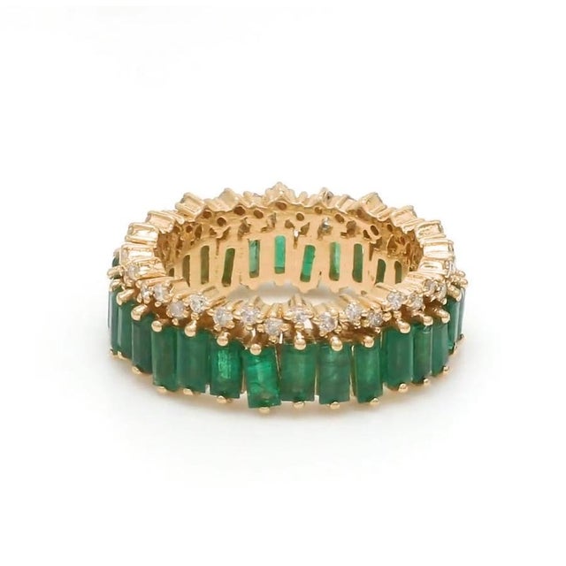 Natural 3.46 cts emerald & 0.33 cts diamond zig zag band ring in 18k gold For Sale - Image 17 of 18