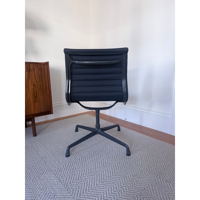 2000 - 2009 Eames Aluminum Group Side Chair by Charles and Ray Eames for Herman Miller, Charcoal Fabric and Charcoal Base For Sale - Image 5 of 5