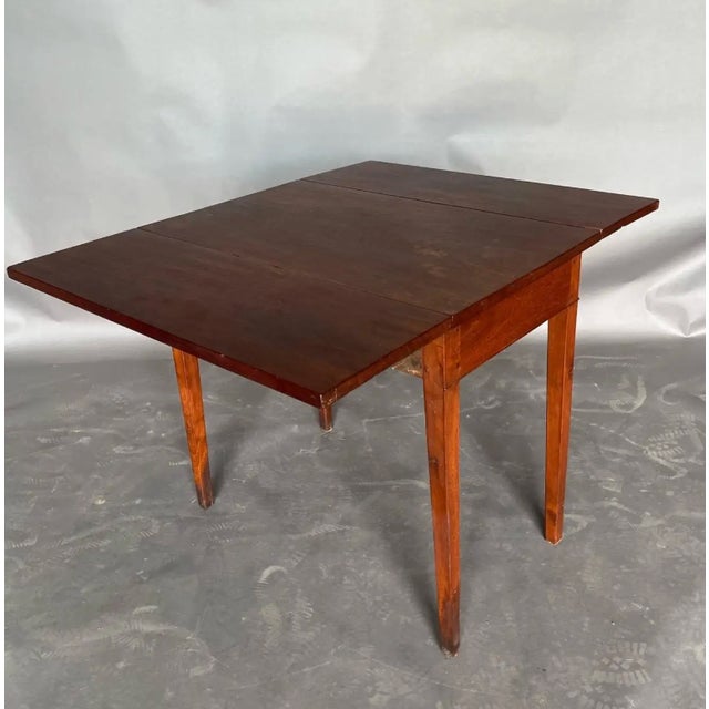Wood 18th Century Virginia Tidewater Walnut and Yellow Pine Drop Leaf Table For Sale - Image 7 of 10