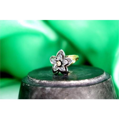 Gold and Silver Flower-Shaped Ring with Diamond Chips For Sale - Image 6 of 7