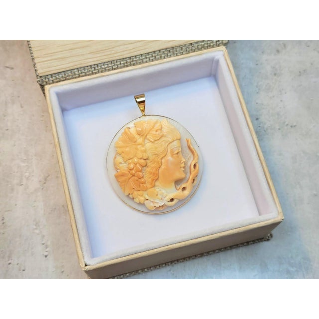 Metal Late 20th Century Amedeo Italian Shell Cameo 14k Gold Pendant Brooch For Sale - Image 7 of 9