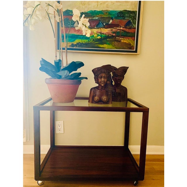Mid 20th Century 'Joaquim Tenreiro Style' Mid-Century Modern Brazilian Rosewood and Glass Rolling Bar Cart, Side Table For Sale - Image 5 of 12