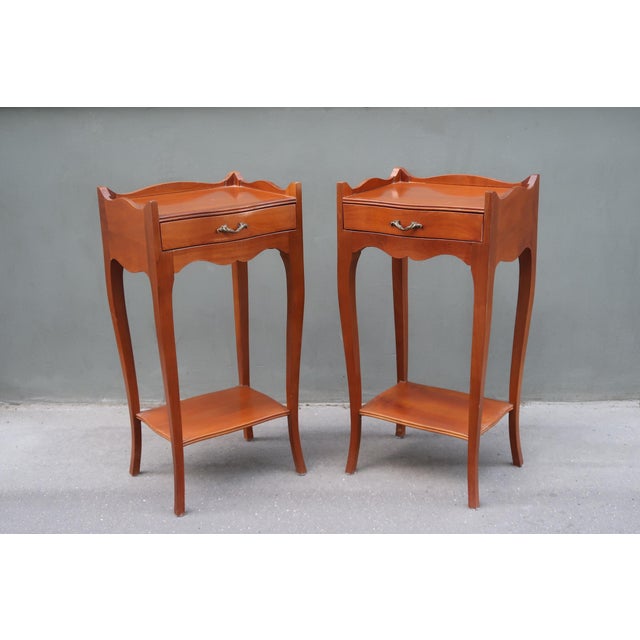 Set of two french Louis XV style side tables nightstands. Parisian work around 1970. Very good vintage condition (minimal...