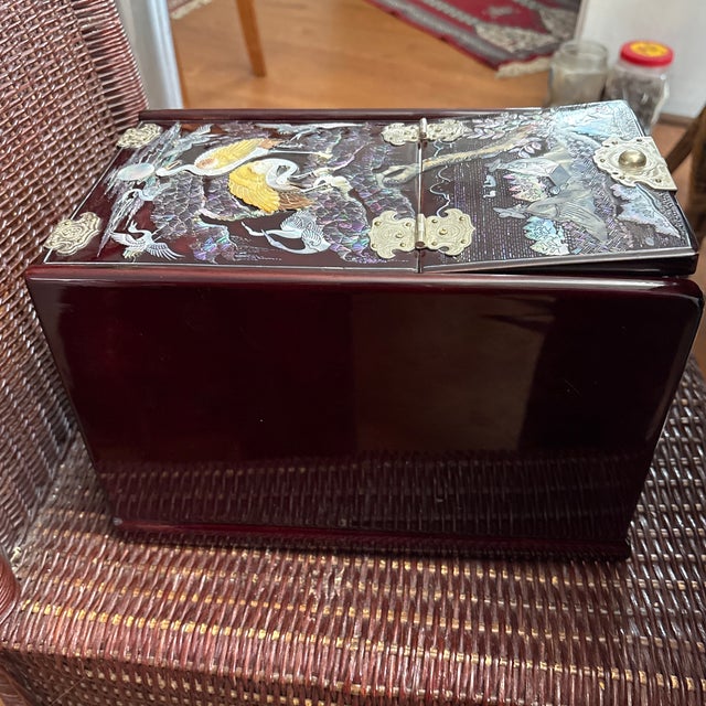 1930s 1930s Najeonchilgi Inlaid Mother of Pearl Large Lacquered Jewel Box With Mirror – Korea For Sale - Image 5 of 5