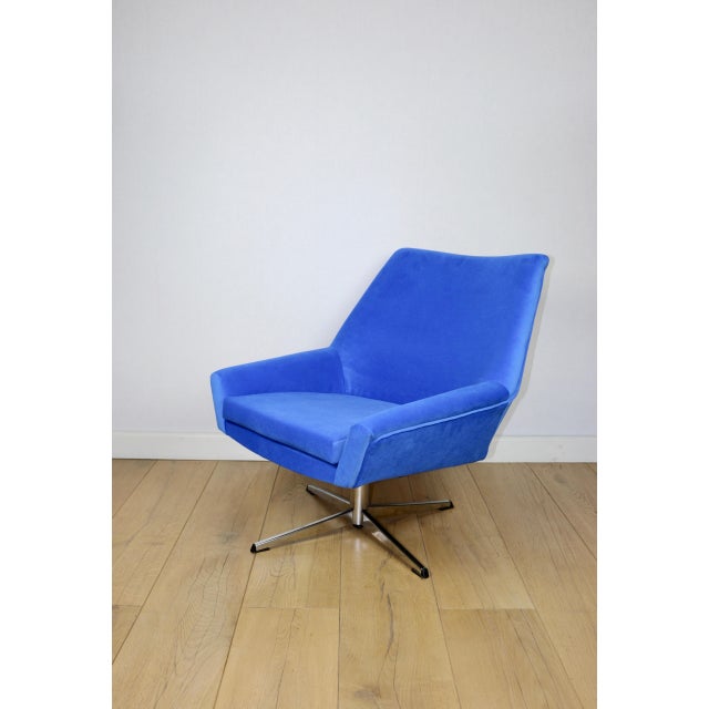 1970s Vintage Jade Series Swivel Lounge Chair with Blue Cornflower Velvet Upholstery, GDR, 1970s For Sale - Image 5 of 11