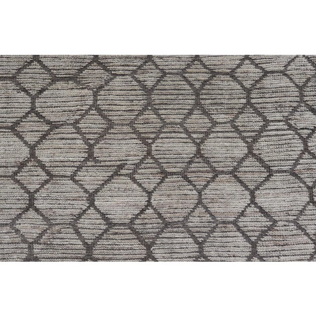 Early 21st Century Modern Hand-Knotted Rug in Wool With All-Over Design in Light Gray & Off White For Sale - Image 5 of 11