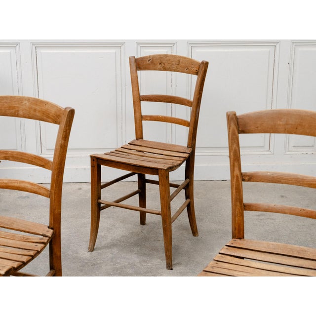 A beautiful set of six beechwood chairs dating from 1900, a testament to Swiss folk art. Their simple lines, with spindle...