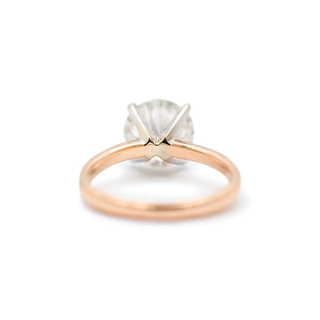 Early 21st Century Ladies 18K Rose & White Gold IGI 4.15ct I VVS2 Lab Grown Diamond Solitaire Engagement Ring For Sale - Image 5 of 9