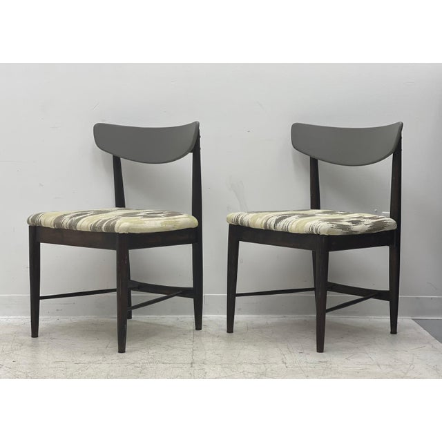 Vintage Mid Century Modern chairs. Set of 2 Dimensions. 20 W ; 20 D ; 31 H Seat Height. 18