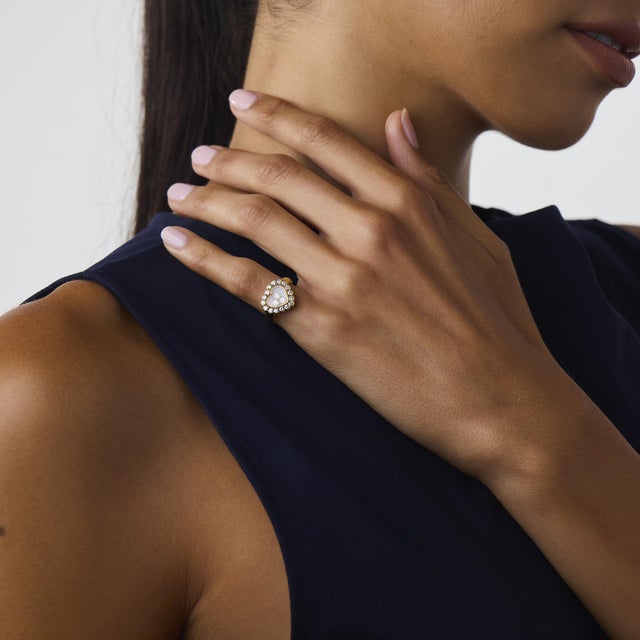 This beautiful Chopard Happy Diamond heart ring is a romantic vintage design from the 2000’s, featuring 19 round brilliant...