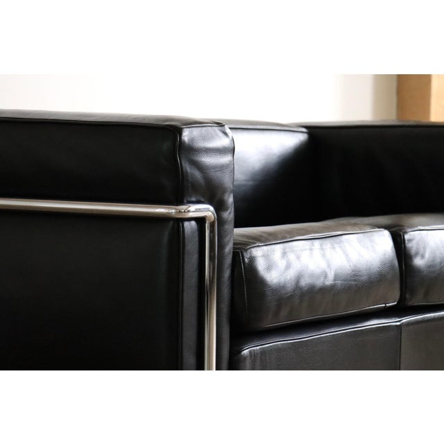 Amazing LC2 two seater sofa, a true design classic by Le Corbusier, Pierre Jeanneret and Charlotte Perriand, originally...