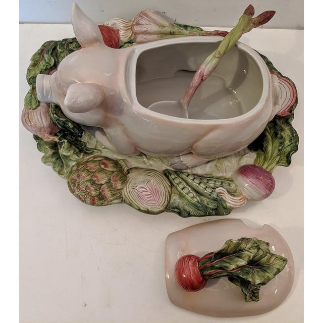 2000 Fitz & Floyd Whimsical Bacon Pork Pig & Vegetable Tureen Plate & Ladle by Fitz and Floyd “French Market” - 4 Pieces For Sale - Image 9 of 9