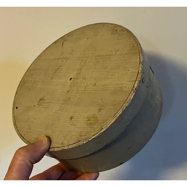 American Antique 19th Century American Shaker Paint Decorated Wood Pantry Box in Cream Butter Color For Sale - Image 3 of 12
