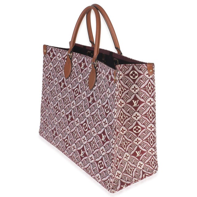 This bag says it all. The Onthego bag from Louis Vuitton is designed for busy lifestyles. Topped with two Toron handles...