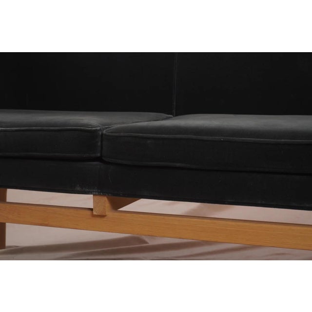 2010s Attributed to Arne Jacobsen & Flemming Lassen Mayor Aj5 Sofa for &Tradition For Sale - Image 5 of 7