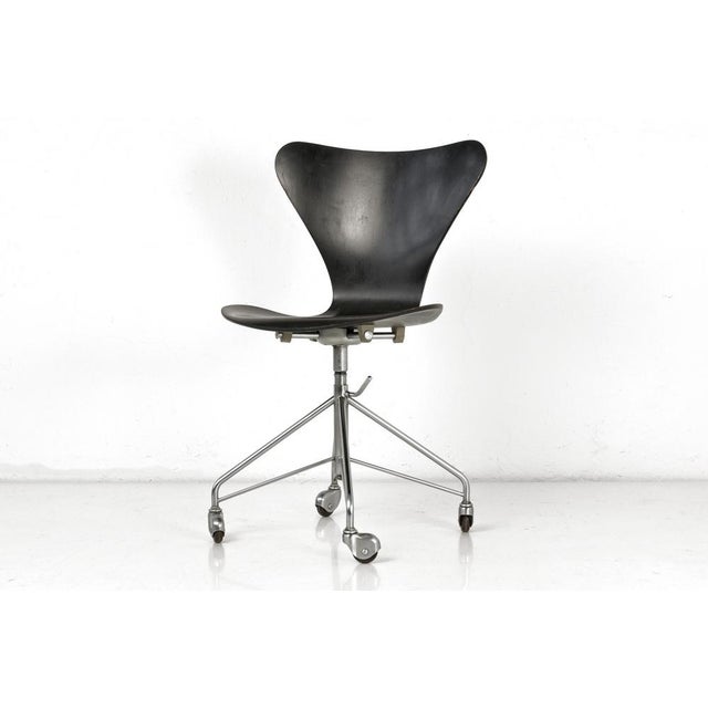 Model 3107 Desk Chair with Wheels by Arne Jacobsen for Fritz Hansen, Denmark 1955 For Sale - Image 16 of 16