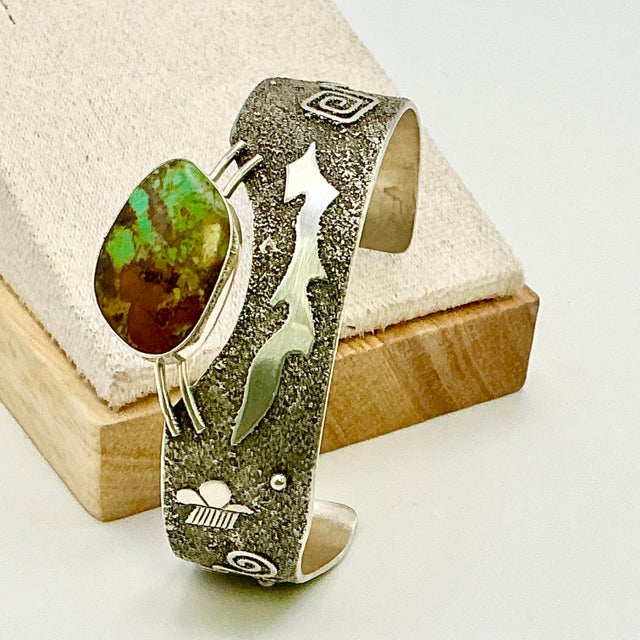 1990s Vintage Southwestern Navajo American Silversmith Fritson Toledo Sterling & Green Turquoise Cuff Bracelet - 7” For Sale - Image 12 of 18