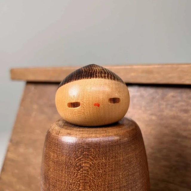 This kokeshi by Sanpei Yamanaka is stunning in its simplicity. The body is adorned with a beautiful leaf motif....