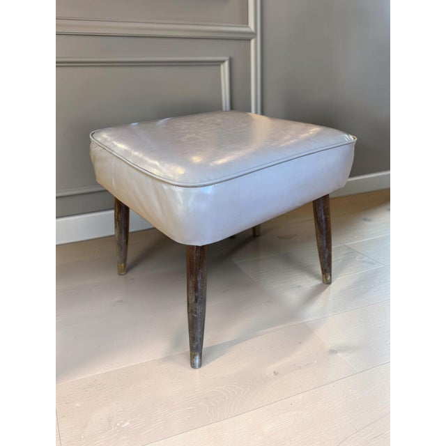 1950s Vintage Mid-Century Modern Taupe Vinyl Ottoman Footstool For Sale - Image 5 of 8