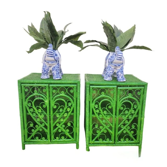 Traditional Vintage Customized Bright Kelly Green Fiddle Fern Head Wicker Nightstands End Tables- a Pair For Sale - Image 3 of 10