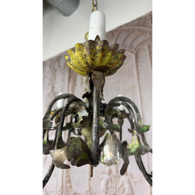 Italian Tole 10-Lights Florentine Chandelier With Original Polychrome Patina For Sale - Image 4 of 16