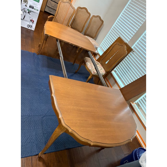 Sienna Vintage 1962 Thomasville Tableau Country French Dining Set – 6 Cane-Back Chairs + Table W/ 3 Leaves, Set of 10 For Sale - Image 8 of 12