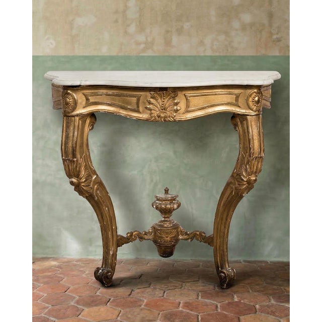Discover the allure of this highly decorative shabby chic Louis XV style gilt wood console table or hall table, crowned...