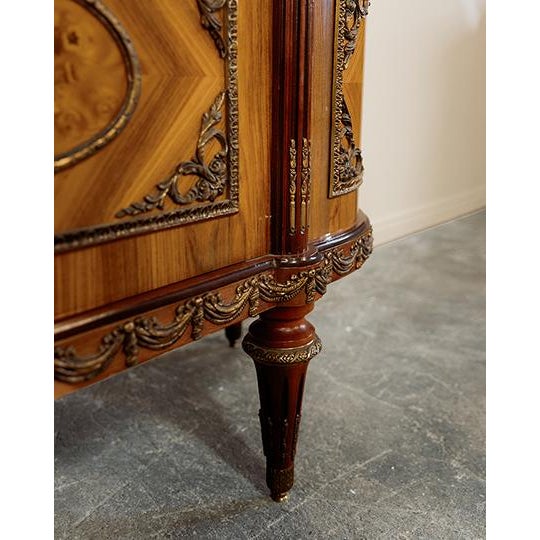 19th Century French Curved Front China Cabinet For Sale - Image 10 of 15