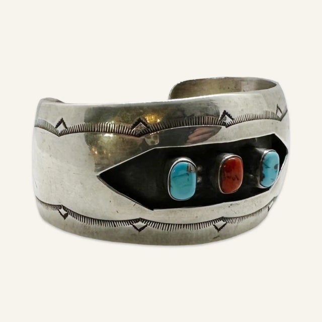 This is part of Chairish’s Fine Jewelry assortment. This mid century modern American Indian silver cuff bracelet features...