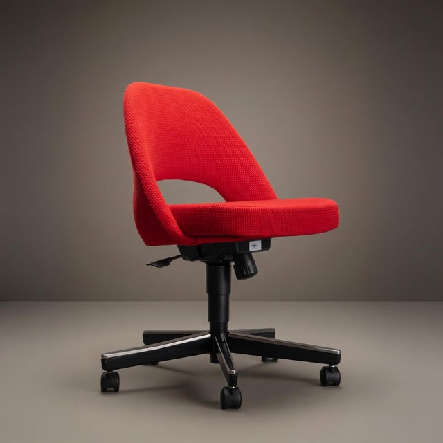 Knoll Knoll Saarinen Executive Armless Office Desk Chair in Cato Fire Red, Swivel Base For Sale - Image 4 of 7