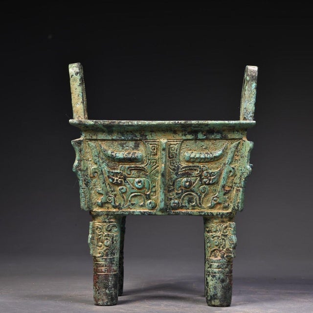 Asian Late 19th Century Bronze Rectangular Ritual Vessel With Taotie Masks For Sale - Image 3 of 10