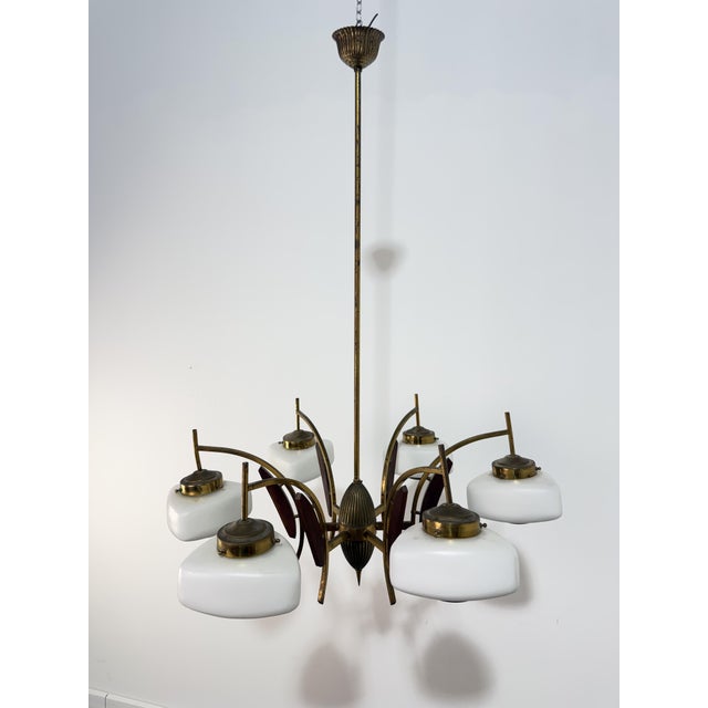 6-light chandelier in brass, wood, and opaline glass in the Stilnovo style, 1950 Good condition. E14 bulbs. Height: 97 cm...