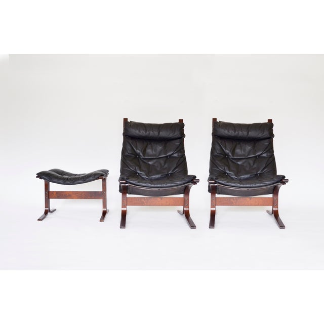 Highback Siesta Chairs and Ottoman in Black Leather and Brown Plywood by Ingmar Relling for Westnofa, 1960s, Set of 3 For Sale - Image 5 of 5
