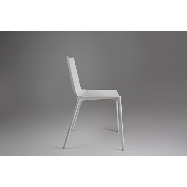 The design of this white chair harmonizes seemingly contradictory properties: on the one hand the fragile and light...