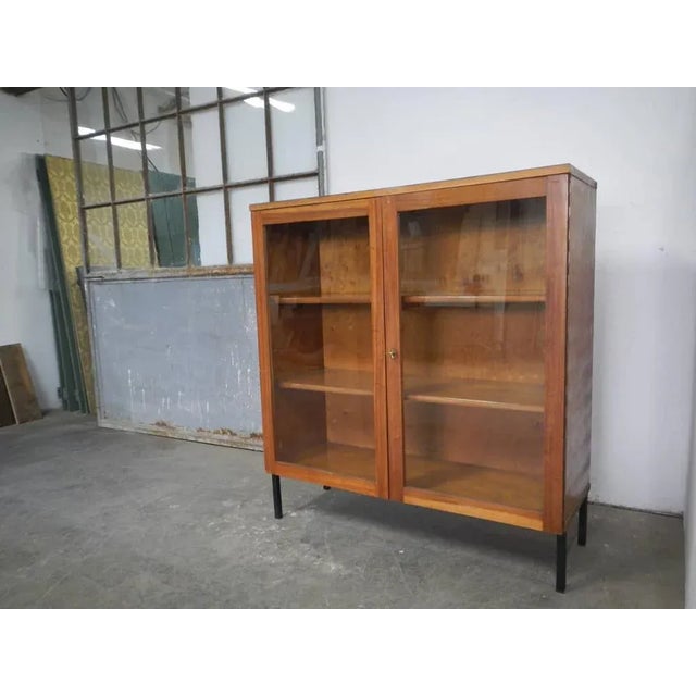 Snap lock and working key. with metal feet. Equipped with 2 shelf Formica top Back in compressed wood Small defects...