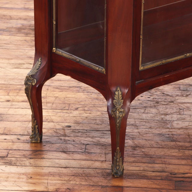 1910s A French Louis XV Revival (Belle Époque) Mahogany Marble Top Vitrine, C. 1910. For Sale - Image 5 of 6