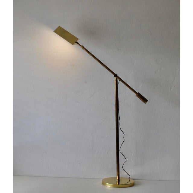 Mid-Century Modern 1980s Carsella Lighting Style Mid-Century Counterbalanced Brass Reading Lamp For Sale - Image 3 of 18
