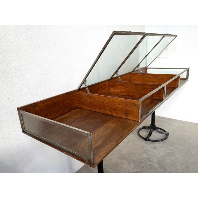 Display Cabinet on Legs in Oak and Brass-Plated Metal, 1950 For Sale - Image 3 of 18