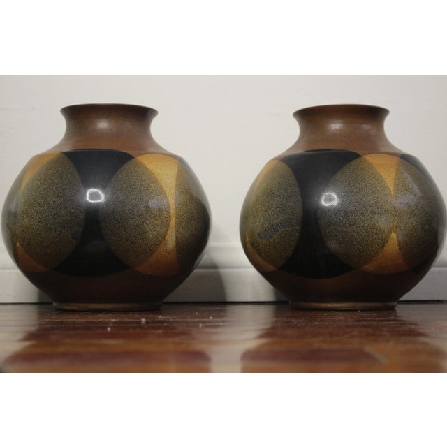 Vintage Mid 20th Century Pottery Craft Usa Robert Maxwell Style Vases - A Pair For Sale - Image 13 of 13