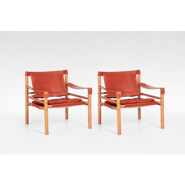 Vintage Scirocco Safari Lounge Chairs in Red Leather and Wood by Arne Norell for Arne Norell AB, 1960s, Set of 2 For Sale - Image 3 of 7