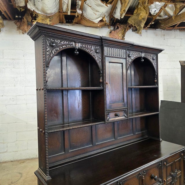 Early 20th Century Handsome Welsh Dresser With Carving, Beading, and Arch Details For Sale In Atlanta - Image 6 of 18