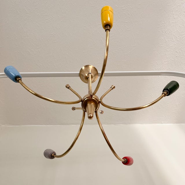 Vintage 5-Arm Sputnik Chandelier in Brass and Multicoloured Ceramic, United Kingdom, 1950s For Sale - Image 9 of 10