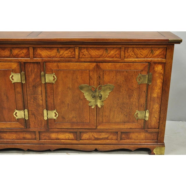 Vintage Henredon Chinoiserie Brass Butterfly Burl Wood Credenza Cabinet Buffet For Sale In Philadelphia - Image 6 of 16