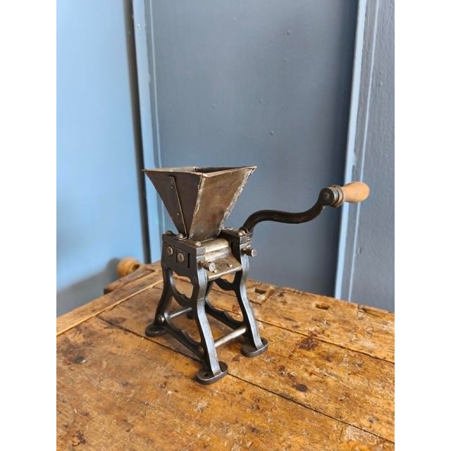 Cast Iron Poppyseed Mill, Late 19th Century, in Good conditions. Designed 1890 to 1919