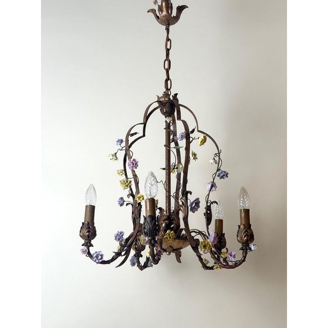 1930s Italian Gilt Iron Five-Light Chandelier with Porcelain Flowers, 1930 For Sale - Image 5 of 18