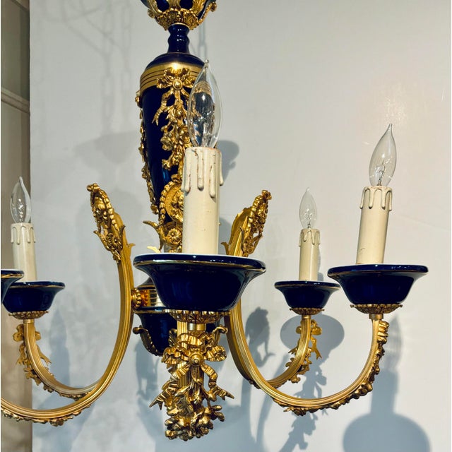 Myran Allan Luxury Lighting Italian 24k Gold Finish and Blue Porcelain Chandelier For Sale In Atlanta - Image 6 of 9